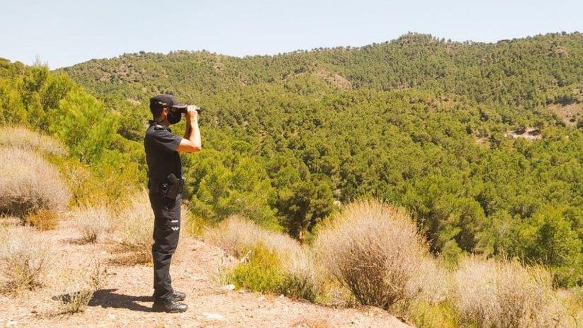 Un policía local vigila la zona de El Valle, en Murcia.