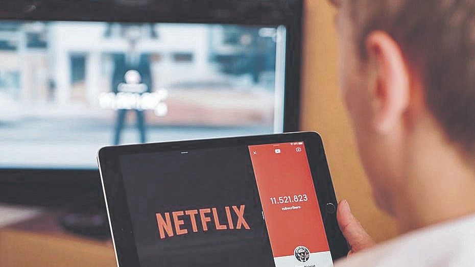Un usuario mira Netflix en una tablet