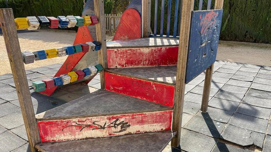 Los parques de Xàbia están hechos trizas: una madre presenta mil firmas para exigir que se arreglen
