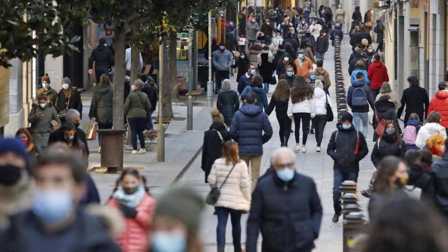 Ciutadans pel carrer Santa Clara de la ciutat de Girona, la setmana passada