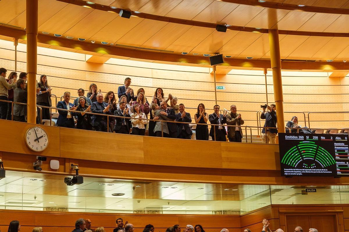 La presidenta balear, Marga Prohens, abraza al presidente del Consell de Formentera tras la votación en el Senado
