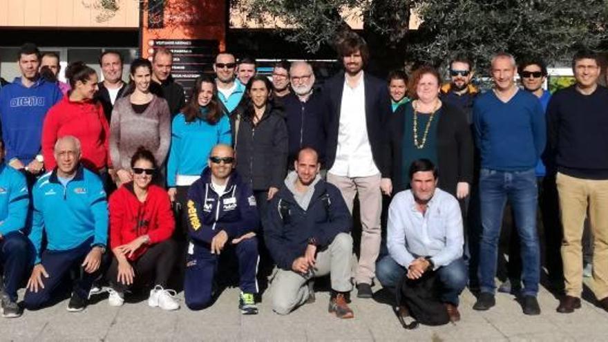 El grupo de técnicos de los Programas de Tecnificació posan en el Príncipes de España con Ruth Mateu, Carles Gonyalons y Joan Noguera.