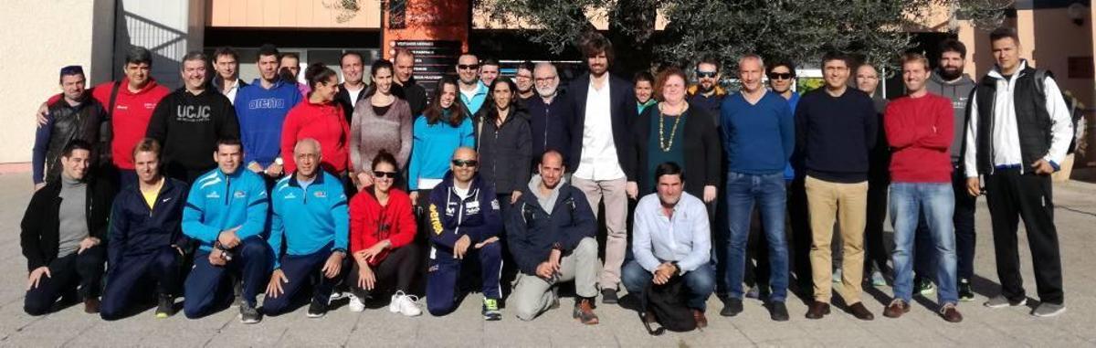 El grupo de técnicos de los Programas de Tecnificació posan en el Príncipes de España con Ruth Mateu, Carles Gonyalons y Joan Noguera.