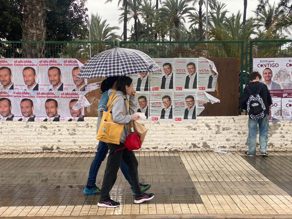 Carteles electorales junto a la Estación de Autobuses, lugar tradicional de la pegada electoral