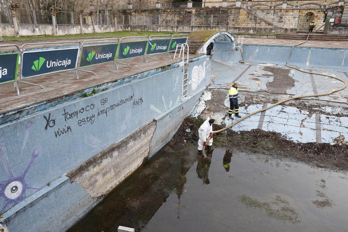 El inicio de los trabajos para dragar las piscinas de la Laboral, en imágenes