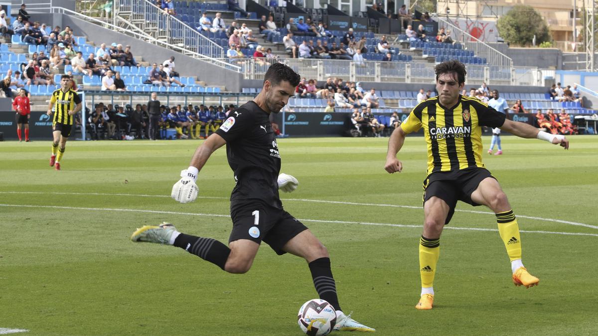 Azón intenta dificultar el despeje de Germán durante el partido del sábado en Can Misses.