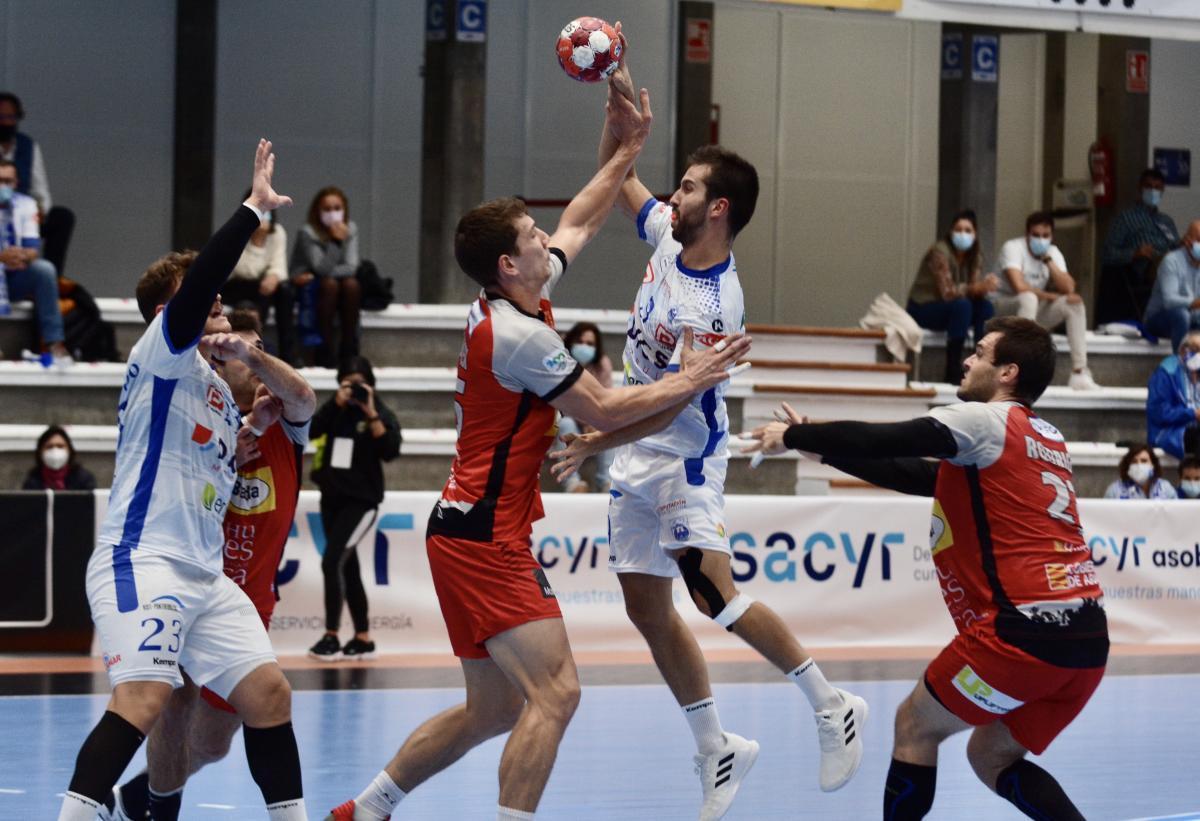 Un momento del partido de Asobal entre el Cisne y el Huesca disputado esta tarde en Pontevedra.