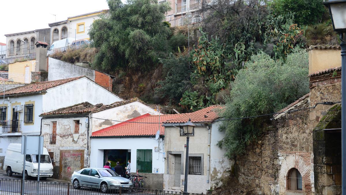 Las tres casas afectadas, junto a la ermita de San Lázaro, con los dueños de la vivienda habitada.