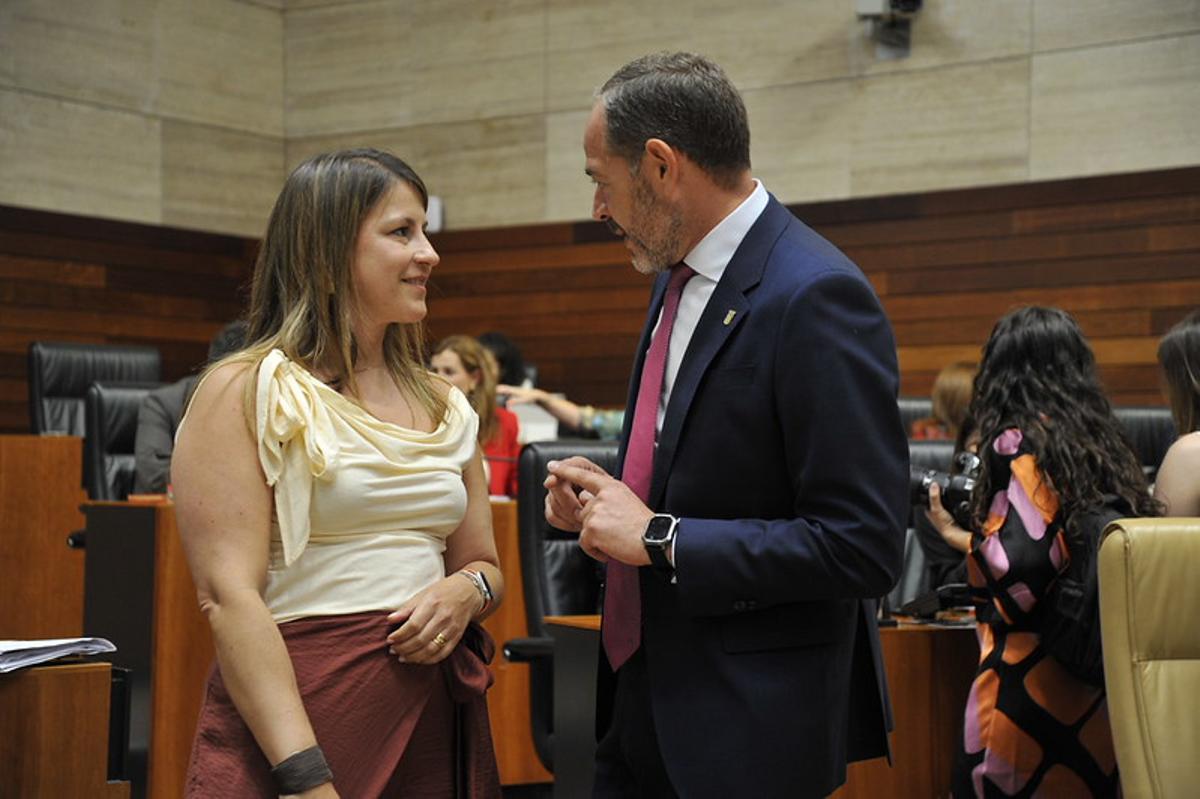 Los consejeros de Educación, Sandra Valencia, e Infraestructuras, Francisco Ramírez, en el pleno de la Asamblea.