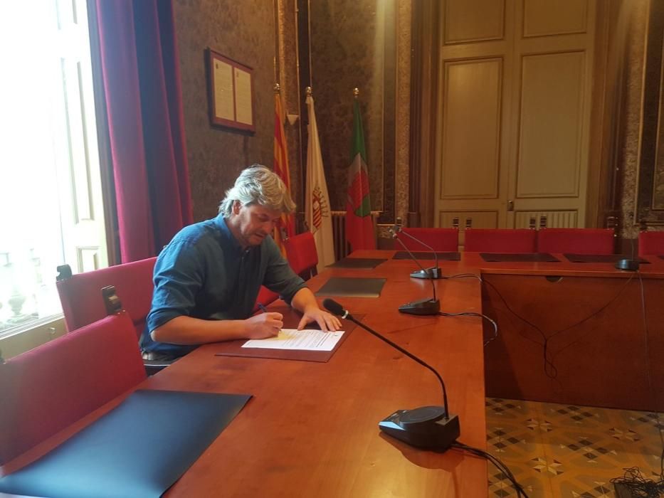 Dionís Guiteras, alcalde de Moià, signant el decret.