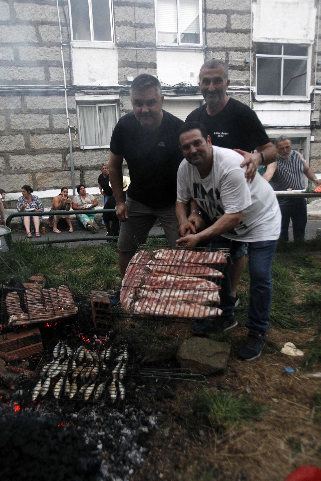 La magia de las hogueras de San Xoán alumbra las dos orillas de la ría de Arousa Antonio Touriño