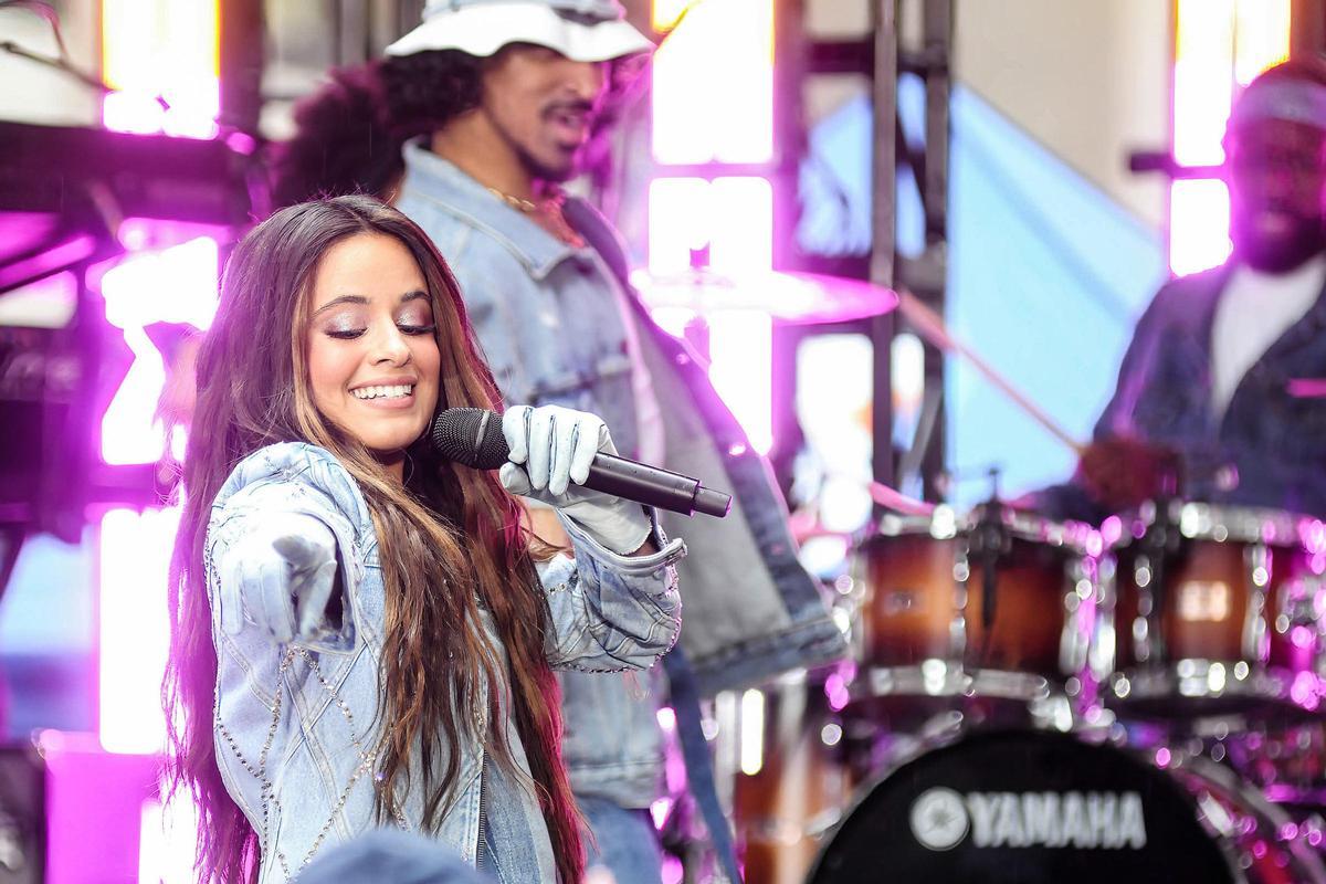 Archivo - 12 de abril de 2022, Estados Unidos, Nueva York: Camila Cabello se presenta en el programa "Today" de NBC en Rockefeller Plaza.