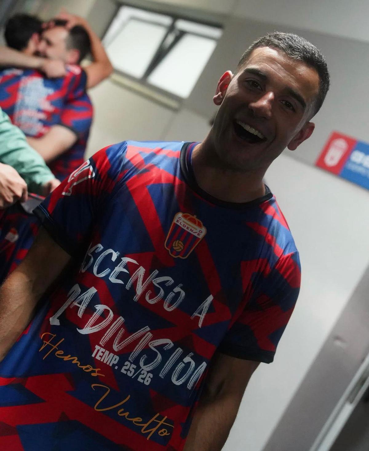 Jesús Clemente posa con la camiseta del ascenso, tras la victoria frente al Atleti B.