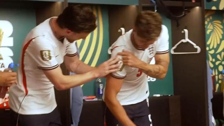 John Stones fingió tener el hombro lesionado y luego se puso a bailar en el vestuario de Inglaterra.