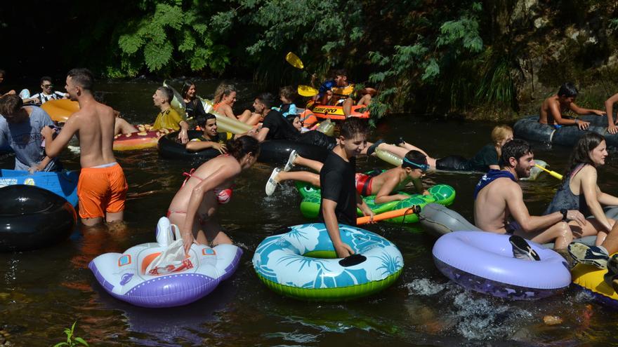 En imágenes: Río Esva, diversión e imaginación al agua