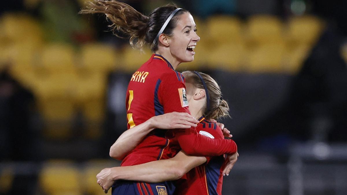 Aitana Bonmatí celebra su gol a Costa Rica junto a Irene Paredes en el primer partido de la selección española en el Mundial de fútbol femenino.