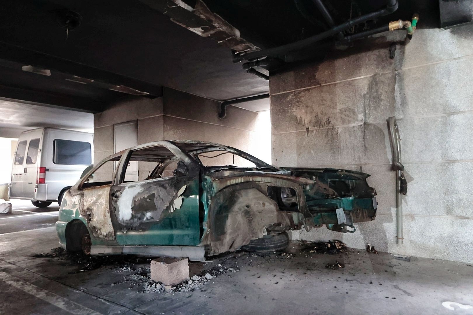 Estado de los aparcamientos donde se incendió un coche en las 108 viviendas de San Pío X