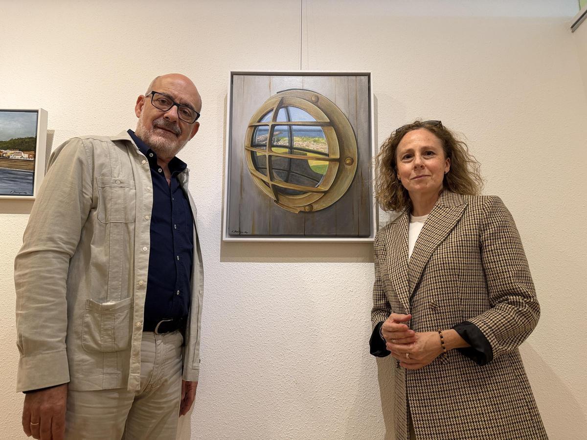 Cristina Serrano y emilio Balduque junto a uno de los cuadros expuestos en Ribadesella.