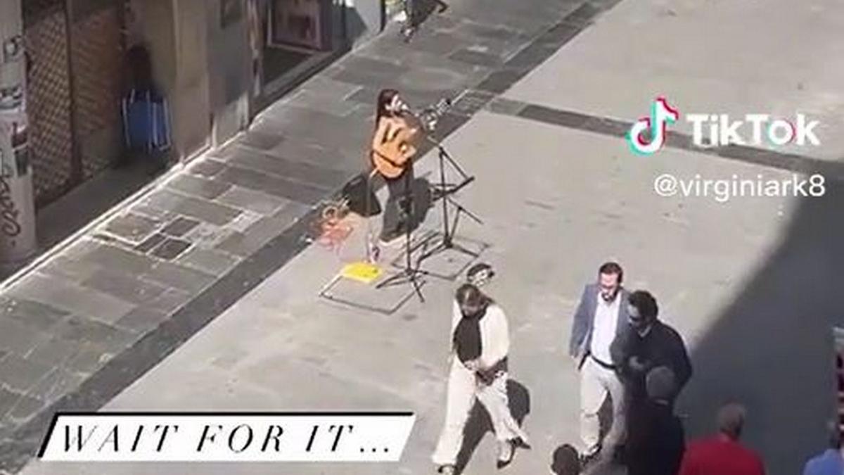 Así es el robo viral que ha sufrido una cantante en plena calle Triana