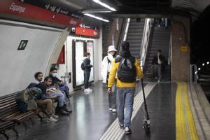 Els patinets elèctrics no poden pujar al transport públic a partir d’aquest dimecres