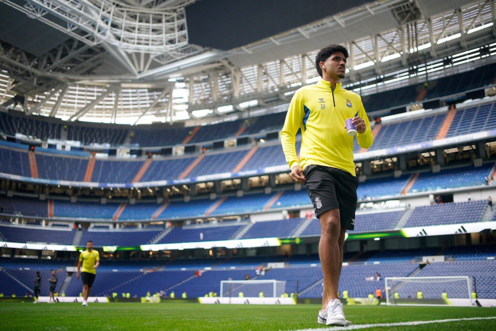 Los jugadores de la UD Las Palmas calentando en el Santiago Bernabéu