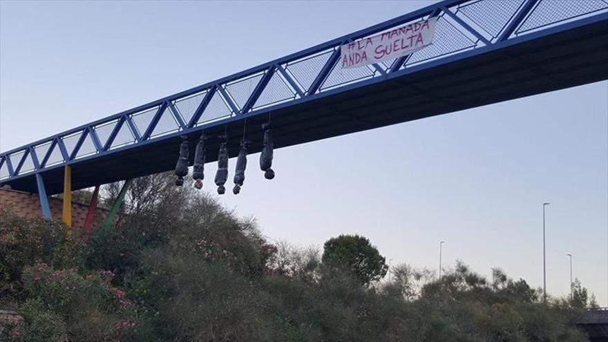 Cuelgan simbólicamente a los cinco miembros de La Manada desde un puente de Cáceres