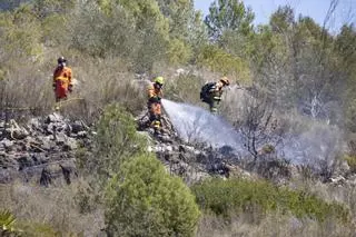 Así trabajan los bomberos movilizados en el incendio de Barxeta