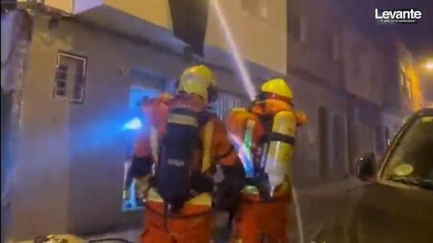 Los Bomberos, al extinguir un incendio en una vivienda del Port de Sagunt.