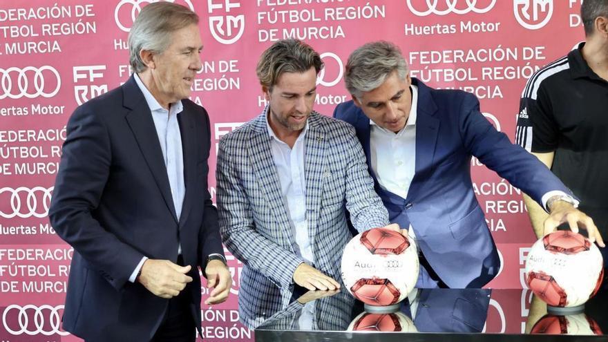 La Federación de Fútbol Regional presenta los balones oficiales de la temporada