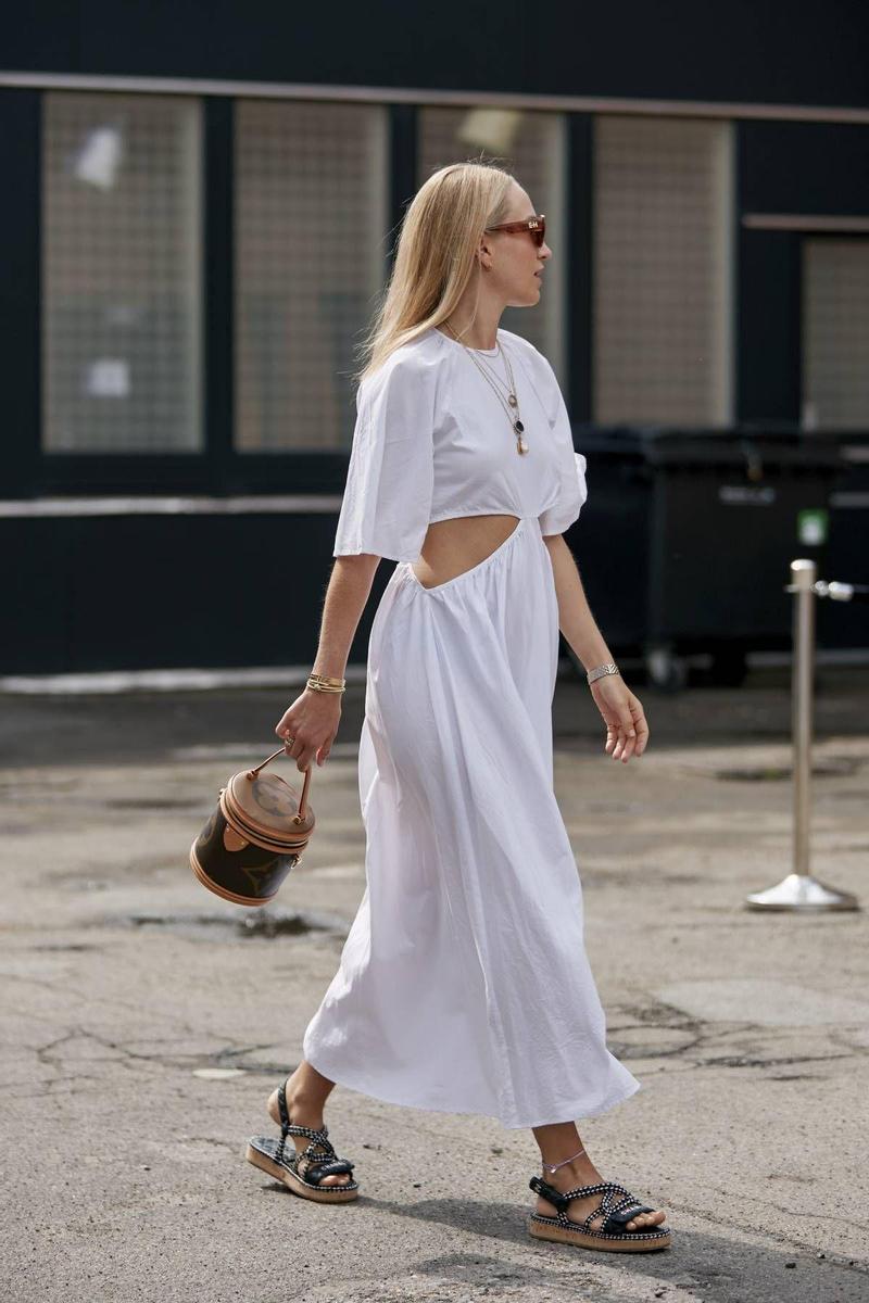 Vestido blanco con aberturas 'cut out' laterales, visto en el 'street style' de Copenhague