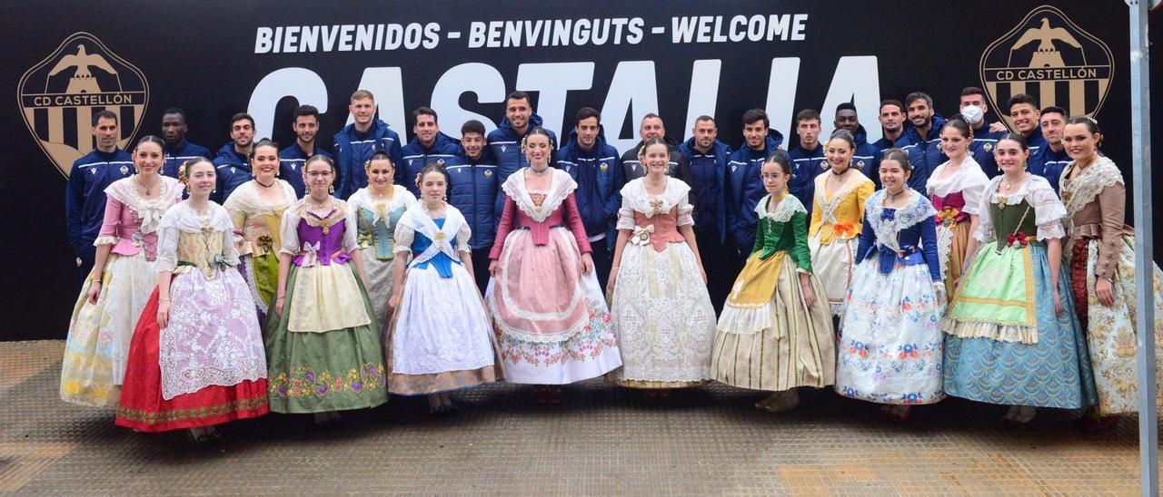 La reina de las fiestas de la Magdalena y su corte de honor despiden al Castellón en Castalia.