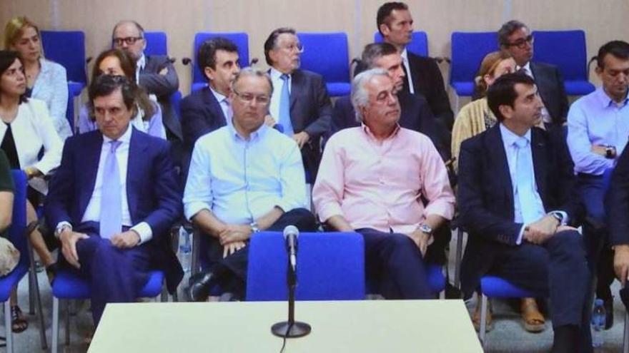 Los diecisiete acusados en el juicio del &quot;caso Nóos&quot;, ayer, en la sala de vistas. // Efe