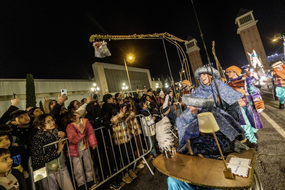 Miles de personas colman la costa de Barcelona para dar la bienvenida a los Reyes Magos