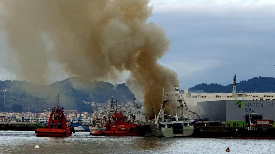 Incendio de un pesquero en el puerto de Vigo