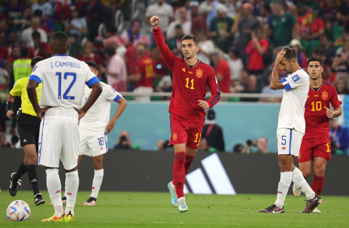 Doha (Qatar), 23/11/2022.- Ferran Torres (C) of Spain celebrates scoring the 3-0 lead from the penalty spot during the FIFA World Cup 2022 group E soccer match between Spain and Costa Rica at Al Thumama Stadium in Doha, Qatar, 23 November 2022. (Mundial de Fútbol, España, Catar) EFE/EPA/Abir Sultan