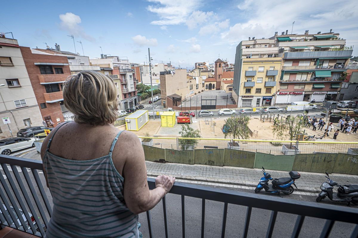 Una vecina contempla el solar en el que se van a construir unas viviendas sociales en El Carmel de Barcelona.