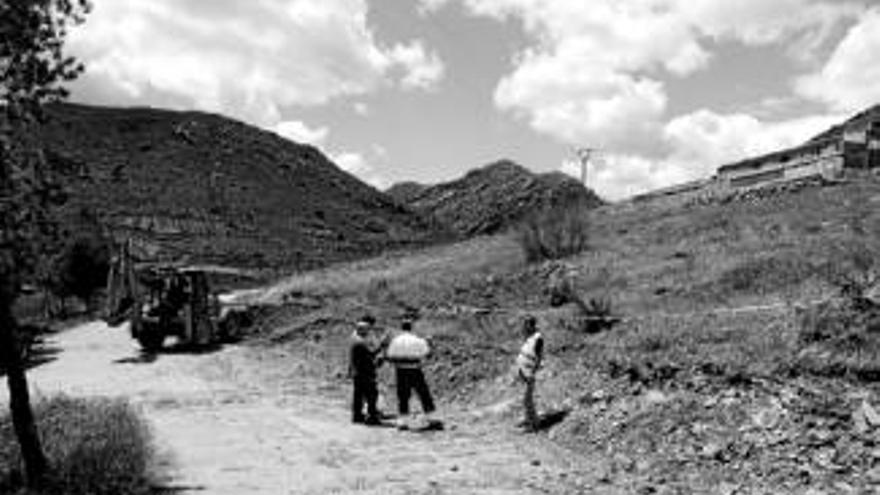 La calle Parideras se dota de servicios