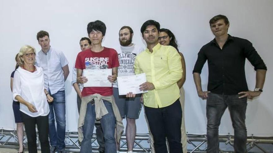 Los dos alumnos ganadores, durante el acto de entrega de ayer en la Universidad de Alicante.