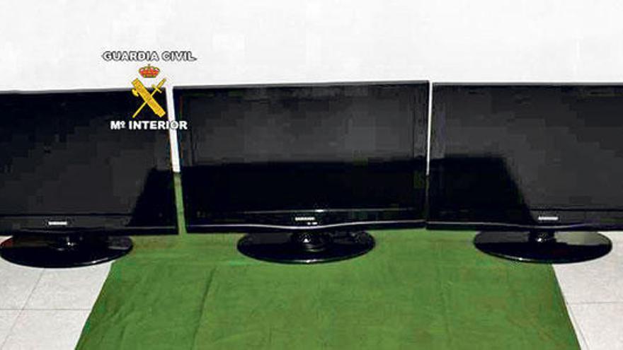 Los televisores recuperados por la Guardia Civil.
