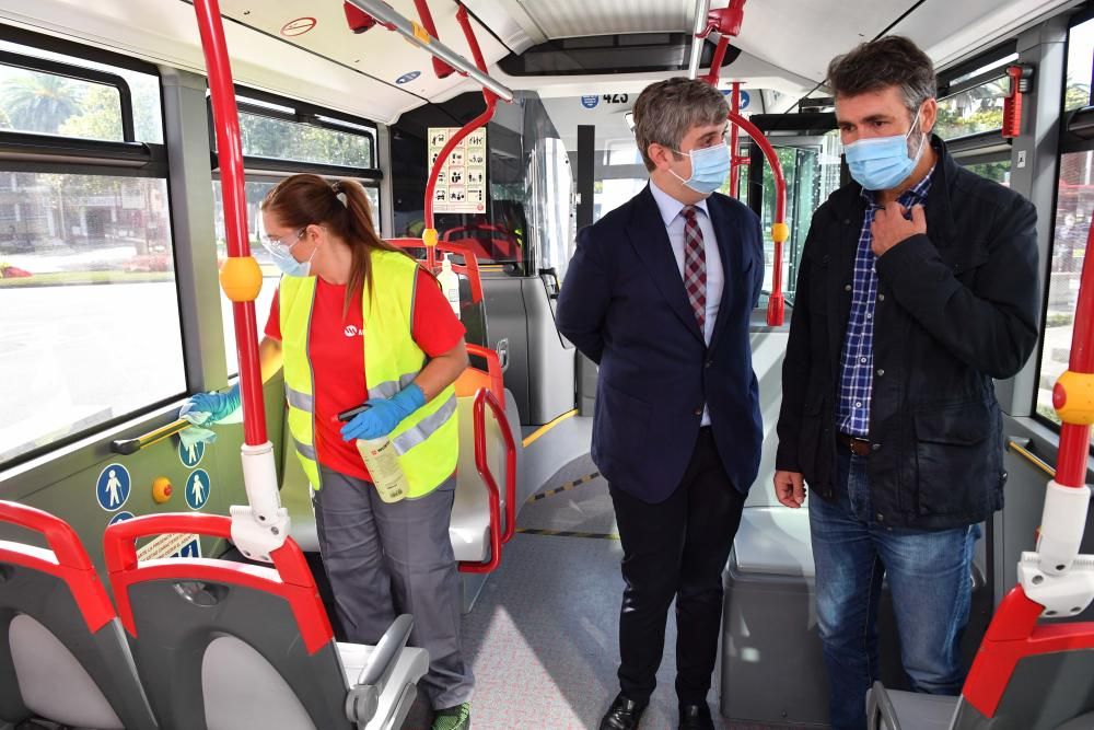 Operativo de desinfección de los buses de A Coruña