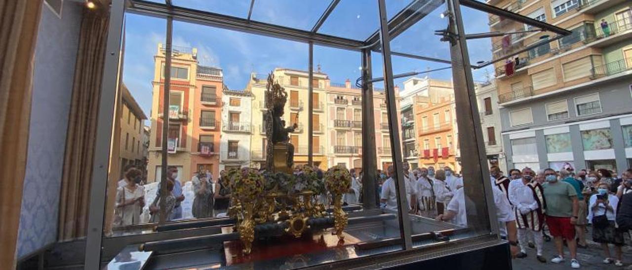 La imagen de la patrona de Algemesí, en el interior del «Maremóvil», con el que recorrió ayer numerosas calles del casco urbano. | LEVANTE-EMV