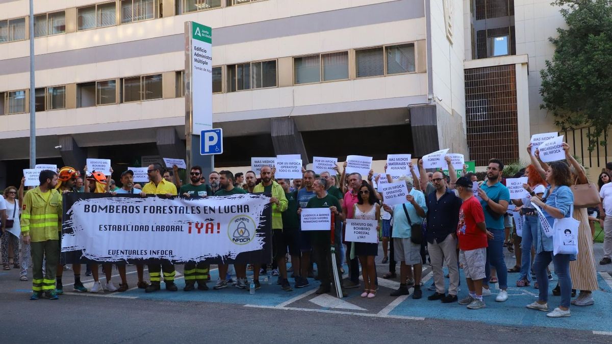 Concentración de bomberos forestales frente a la delegación de Medio Ambiente de la Junta de Andalucía en Córdoba.