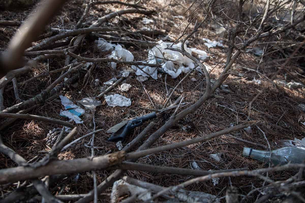 Basura pegada al Patrimonio de Ibiza