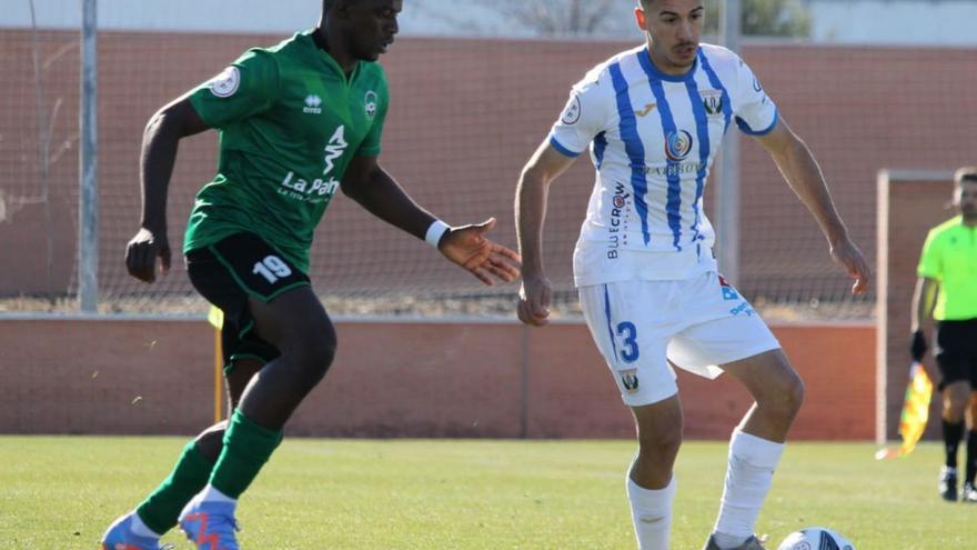 Dawda presiona a Camacho en una acción del Leganés B-Atlético Paso de ayer. | | CD LEGANÉS