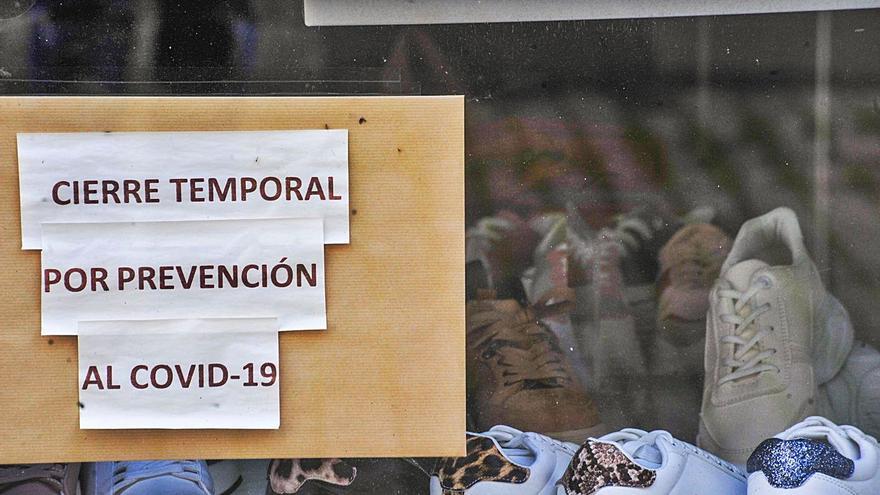El cartel en un establecimiento cerrado en la primera etapa de la pandemia en Vilagarcía. | // IÑAKI ABELLA