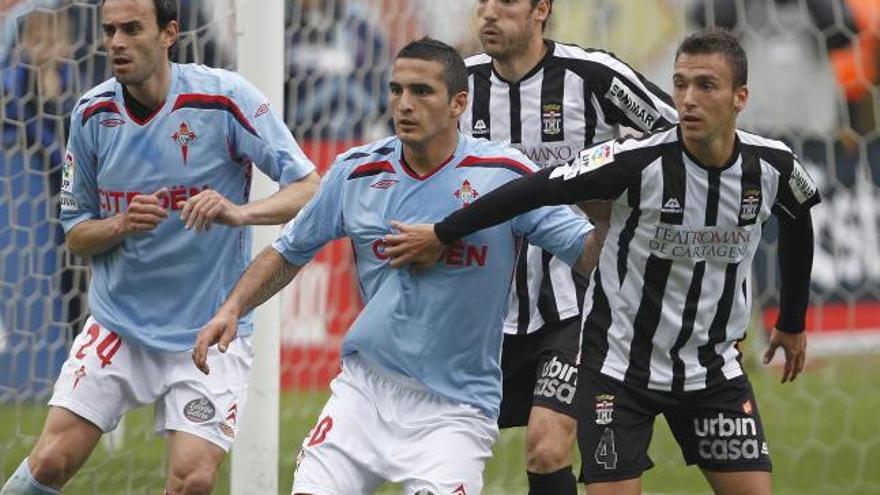 Txiki (derecha) marca a un jugador del Celta en el partido que enfrentó a ambos equipos en Balaídos