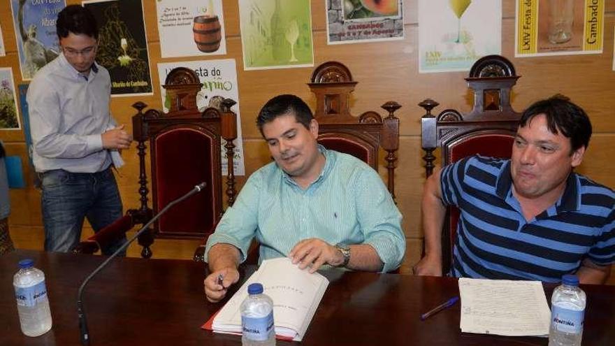 Charlín, en un pleno, entre José Ramón Abal y Constantino Cordal. // N.P.