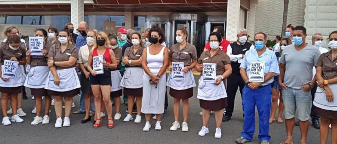 Los trabajadores del hotel Tres Islas durante su concentración ante el establecimiento el pasado 20 de septiembre. | | ONDA FTVA.