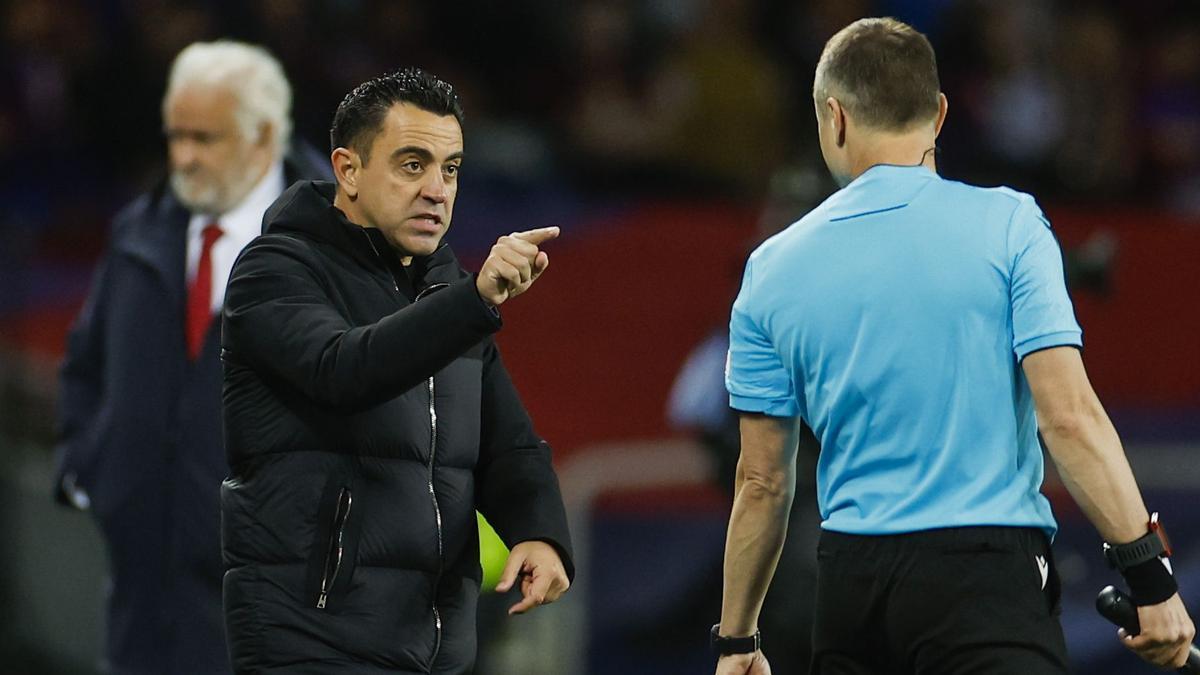 El tecnico del FC Barcelona, Xavi Hernandez, protesta a uno de los asistentes.