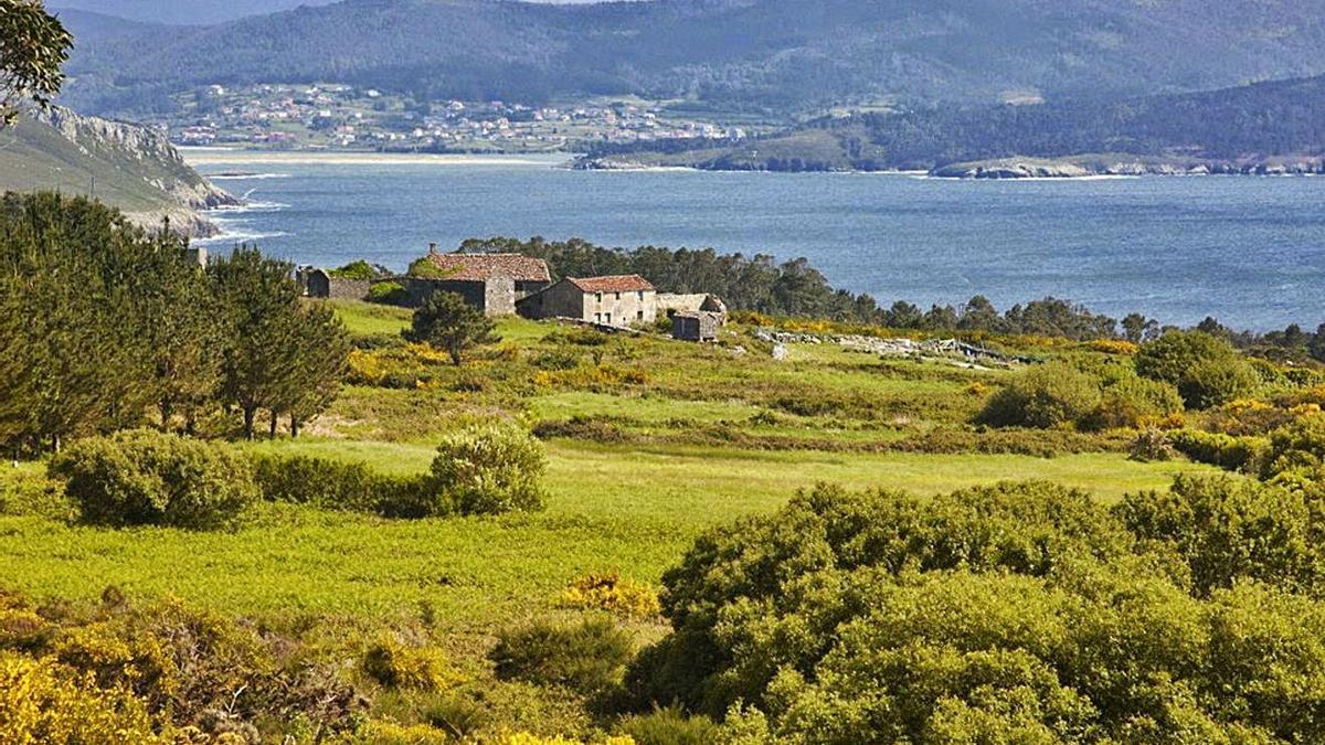 Casas abandonadas en una aldea de A Costa da Morte.   | // L. O.